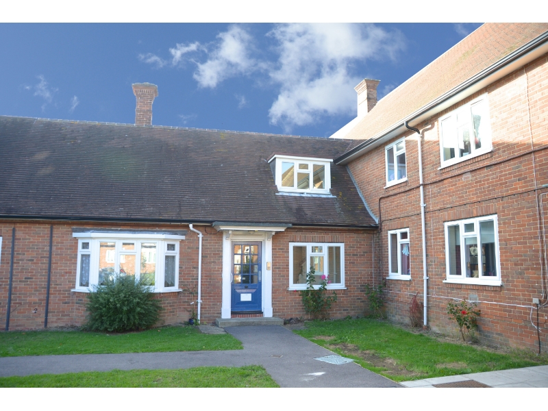 Available to rent is a 2 bed Ground Floor Flat in Hassocks, BN6 9TL